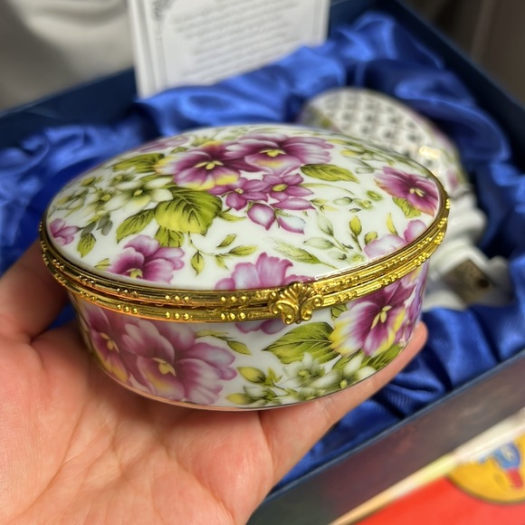 Sorelle Fine Porcelain Set - Picture 7 of 10